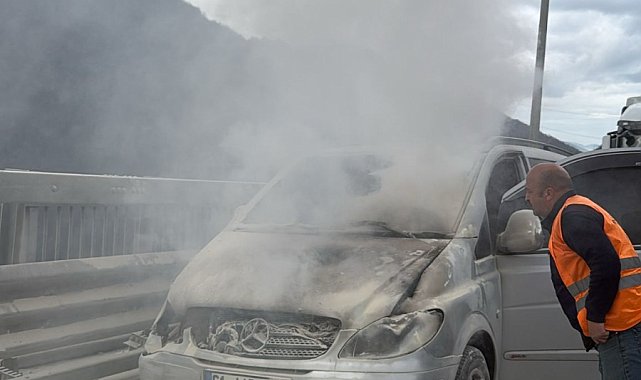 Motor kısmından alev alan minibüs yandı