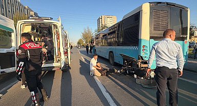 Motosiklet, duraktaki otobüse çarptı; 2 yaralı