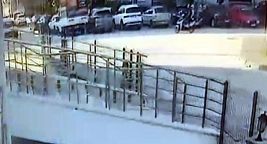 Motosiklet hafif ticari araca çarptı; o anlar kamerada