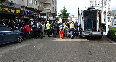 Motosikletin bebek arabasına çarptığı kaza kamerada; 2 yaralı