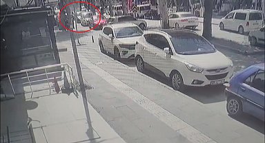 Motosikletin hafif ticari araca çarptığı kaza kamerada