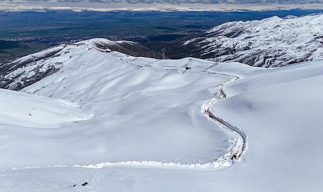 Muş'ta nisan ayı ortasında karla mücadele