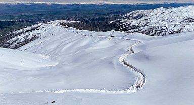 Muş'ta nisan ayı ortasında karla mücadele