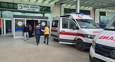 Öğrenci servis minibüsü direğe çarptı; 13 yaralı