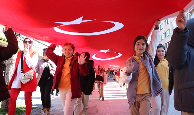 Öğrenci ve velileri ile öğretmenler 200 metrelik Türk bayrağıyla yürüdü