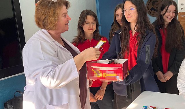 Öğrenciler, üzerine notlar yazdıkları çikolataları öğretmenlerine ikram etti
