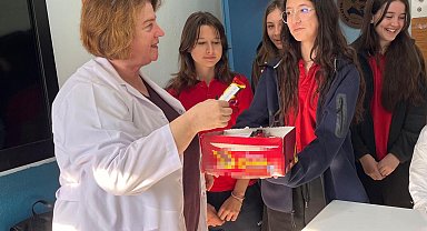 Öğrenciler, üzerine notlar yazdıkları çikolataları öğretmenlerine ikram etti