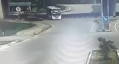 Öğrencileri taşıyan halk otobüsü, otomobilin üzerine devrildi: 46 yaralı