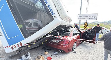 Öğrencileri taşıyan otobüs, otomobilin üzerine devrildi: 46 yaralı