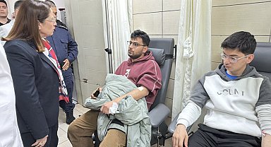 Öğrencileri taşıyan otobüs, otomobilin üzerine devrildi: 46 yaralı