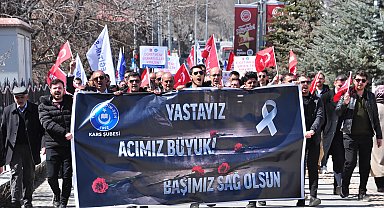 Öğretmenler, öldürülen meslektaşları ve öğrenciler için yürüdü