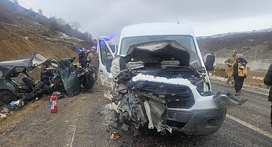 Öğretmenleri taşıyan servis minibüsü ile otomobil çarpıştı: 1 ölü, 9 yaralı