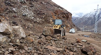 Oltu'da kar ve yağmur heyelana yol açtı