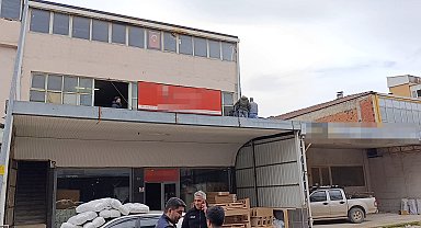 Onardığı çatının çökmesi sonucu 4 metre yükseklikten düşüp yaralandı