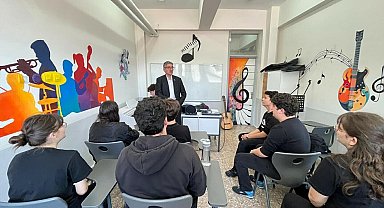 Onur öğretmen engel tanımadı, müzikle ilham oldu