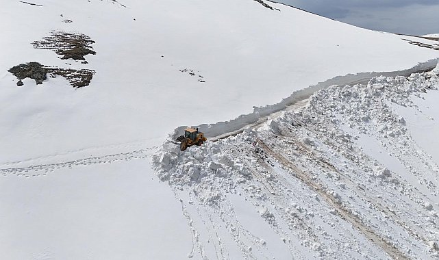Ordu'da 4 metreyi bulan karla mücadele çalışması