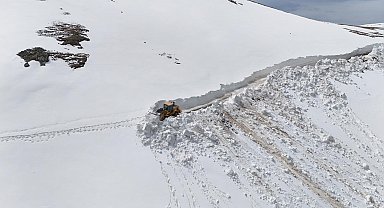 Ordu'da 4 metreyi bulan karla mücadele çalışması