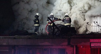 Oto elektrikçi dükkanında yangın: 1'i itfaiye personeli 2 yaralı