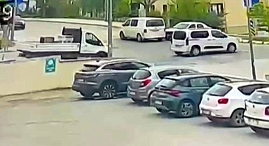 Otomobil ile çarpışan minibüsün devrildiği kaza kamerada: 1 yaralı