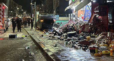 Otomobil iş yerlerine çarpıp, devrildi