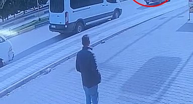 Otomobil, kaldırımdaki 2 çocuğa çarptı; kaza kamerada