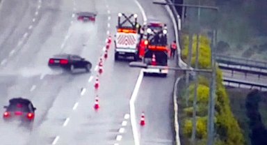 Otomobil otoyolda Karayolları ekibine çarptı, o anlar kamerada