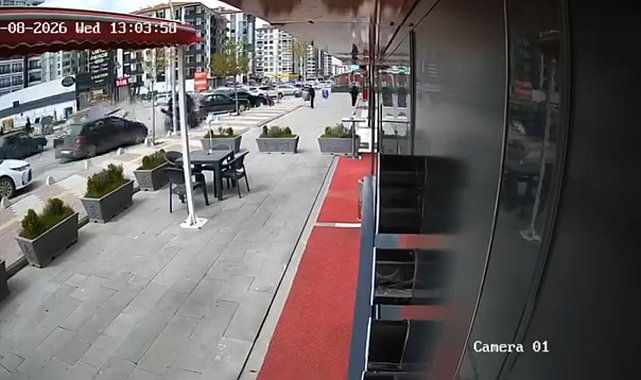 Otomobil park halindeki araçlara çarptı; kaza anı kamerada