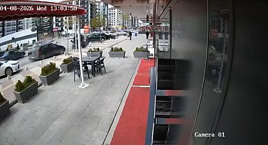 Otomobil park halindeki araçlara çarptı; kaza anı kamerada