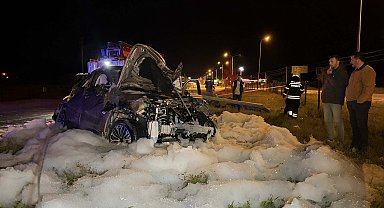 Otomobil, refüjdeki direğe çarptı: 4 yaralı