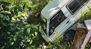 Otomobile çarpan minibüsün şarampole uçtuğu kaza kamerada