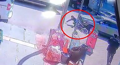 Otomobilin altında kalan çocuğun 10 metre sürüklendiği kaza kamerada