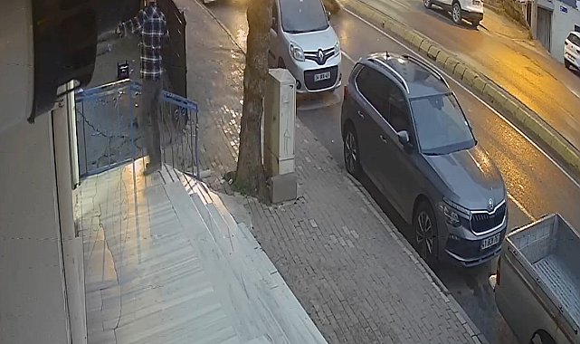 Otomobilin araçlara çarpıp, markete girdiği kaza kamerada