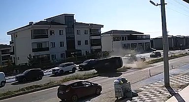 Otomobilin, başka bir araca çarpıp taklalar attığı kaza kamerada: 2'si çocuk, 5 yaralı