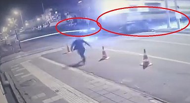 Otomobilin yük trenine çarptığı kaza kamerada