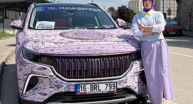 Otomobilini Türk motiflerinin yer aldığı mor renkli halıyla kapladı