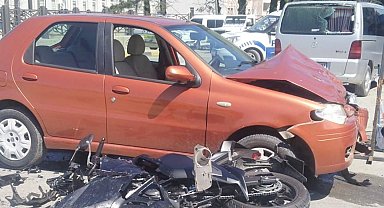 Otomobille çarpışan motosikletin sürücüsü öldü