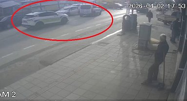 Otomobille giderken silahlı saldırıya uğradı, yaralı halde kaçıp polise sığındı; o anlar kamerada