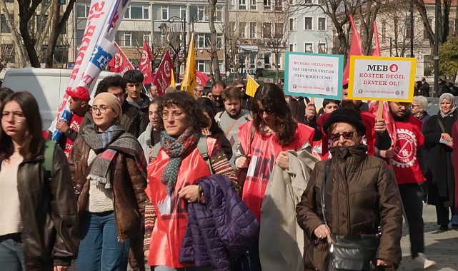 Özel İtalyan Lisesi öğretmenleri İstanbul İl Milli Eğitim Müdürlüğü'nün önünde eylem düzenledi