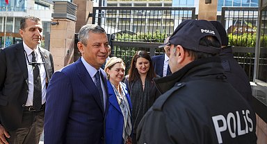 Özgür Özel, CHP Genel Merkezi'nde görevli polislerin gününü kutladı