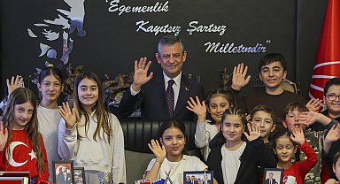 Özgür Özel, koltuğunu 5'inci sınıf öğrencisi Elisa'ya devretti