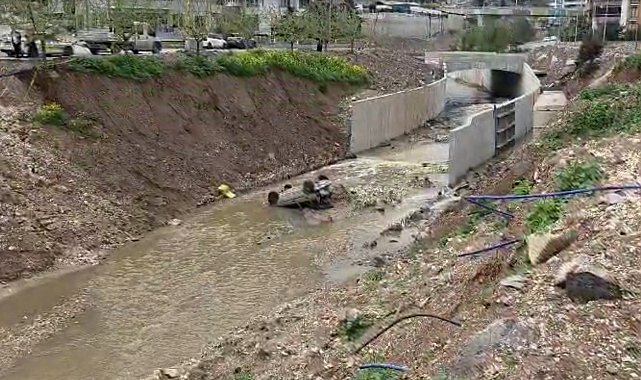 Park halindeki otomobilin hareket edip dereye düştüğü anlar kamerada