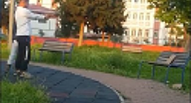 Parkta oyuncak silahla atış talimi kamerada