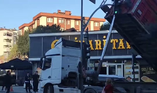 Pendik'te caddede yük boşaltan hafriyat kamyonunun dorsesi trafik ışıklarına çarptı