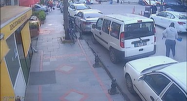 Pendik'te manevra yapan motosikletli park halindeki araca çarptı; kaza kamerada