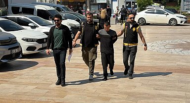 Polisi karşısında gören firari hükümlü, ayakkabısız kaçmaya çalıştı