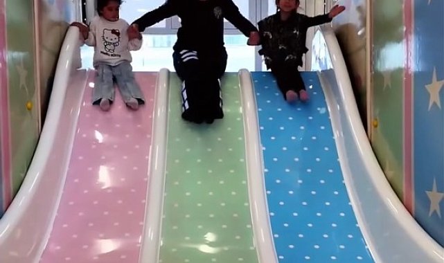 Polisler, ilkokul öğrencilerinin bayramını etkinlikle kutladı