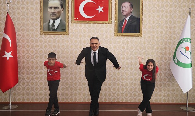 Rektörlük makamını devralan çocuklardan 'Kartal Dansı'