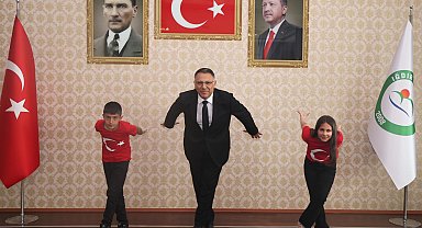 Rektörlük makamını devralan çocuklardan 'Kartal Dansı'