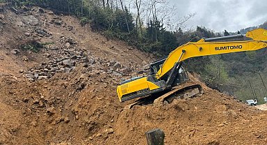 Rize'de heyelan; iş makinesi operatörü saniyelerle kurtuldu