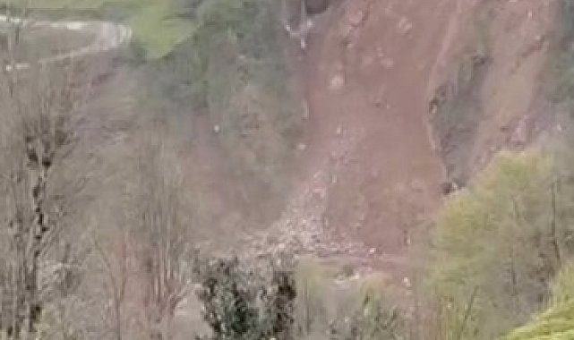 Rize'de yamaçtan kopan kaya, dereye yuvarlandı; o anlar kamerada